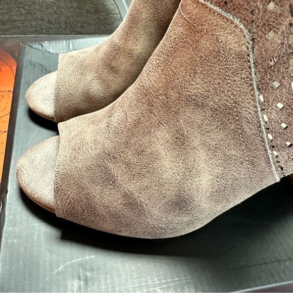 Fergie Harrison Suede Leather Doe Open Toe Bootie Block Heel Size 11 M - Picture 7 of 10